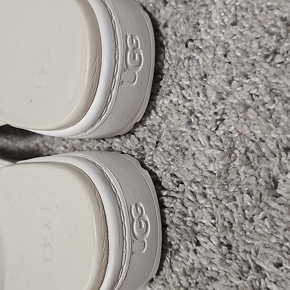 UGG cris cross slides - Picture 7 of 11